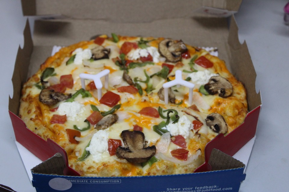 dominos medium pizza size slices